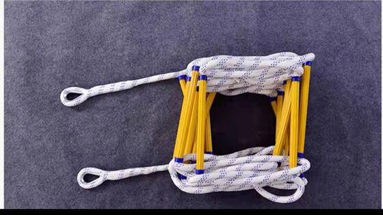 救命 の 梯子 は,湿気 や 腐食 に 耐える 屋外 で 用い られる